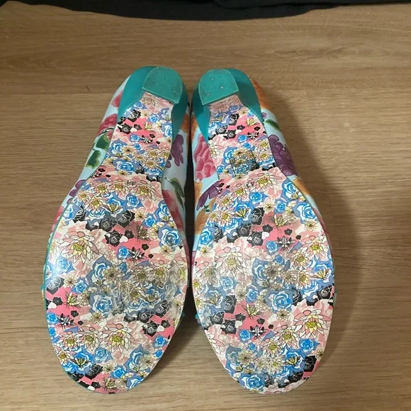 Floral Women's Shoes with Teal Accents - Picture 10 of 16